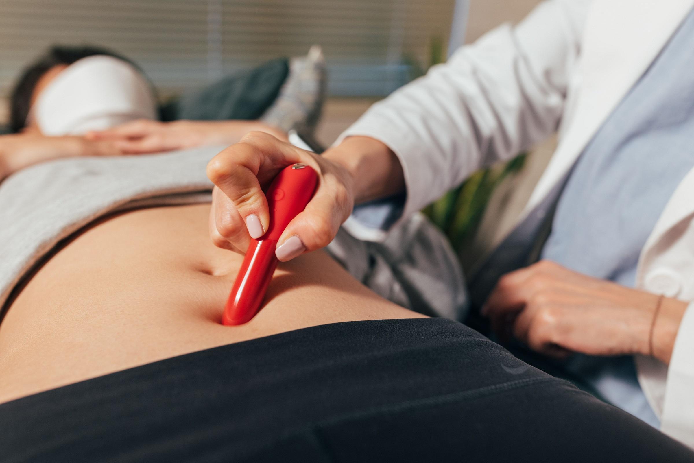 氣海穴CV6:位於肚臍下兩隻手指寬的位置。這個穴位以補氣入體內(特别是生殖系统)而聞名。一個調節婦科及性狀況的重要穴位。Tango X($620)方便及環保,充電一次即可進行長達120分鐘的按摩。