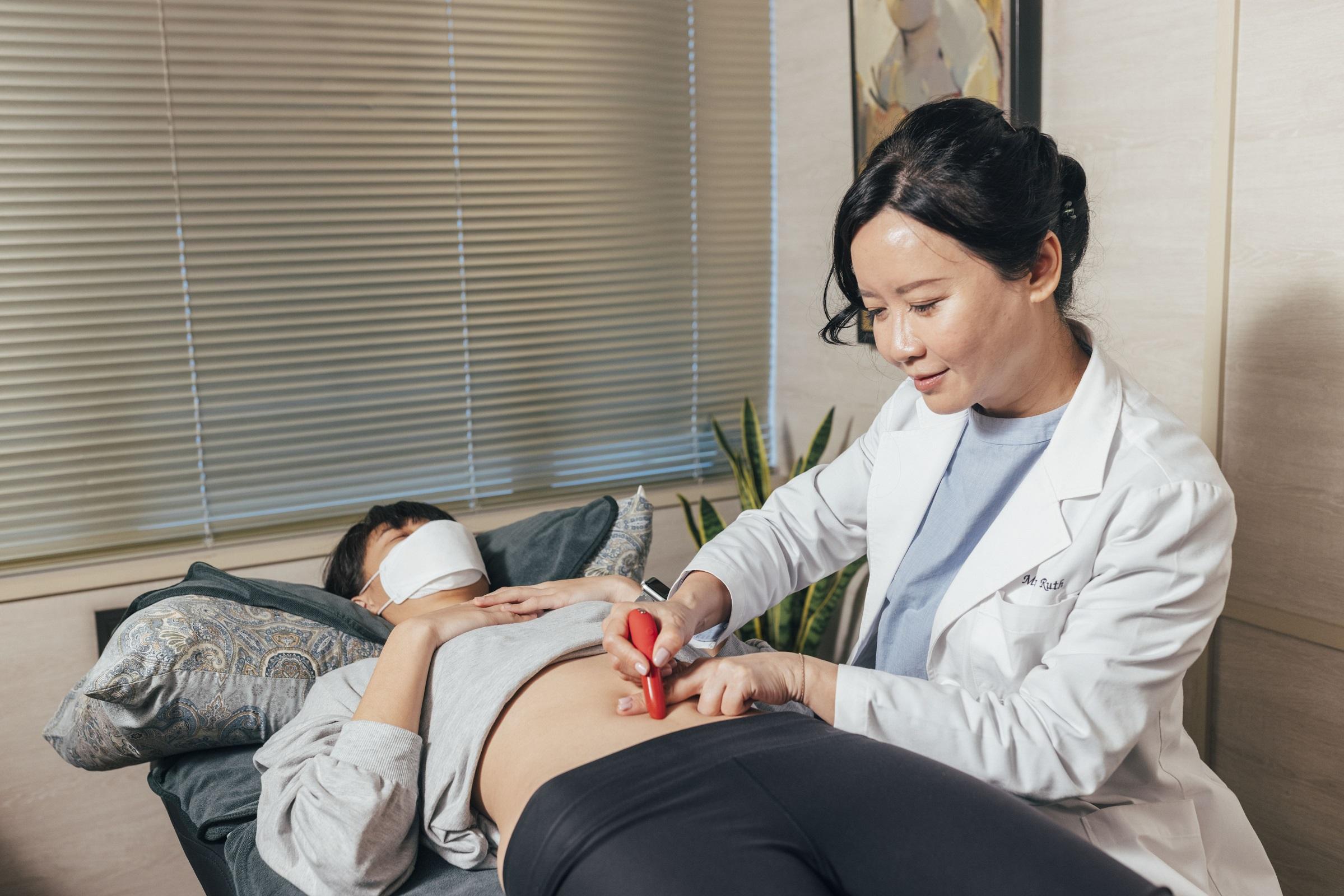 氣海穴位於肚臍下兩隻手指寬的位置。