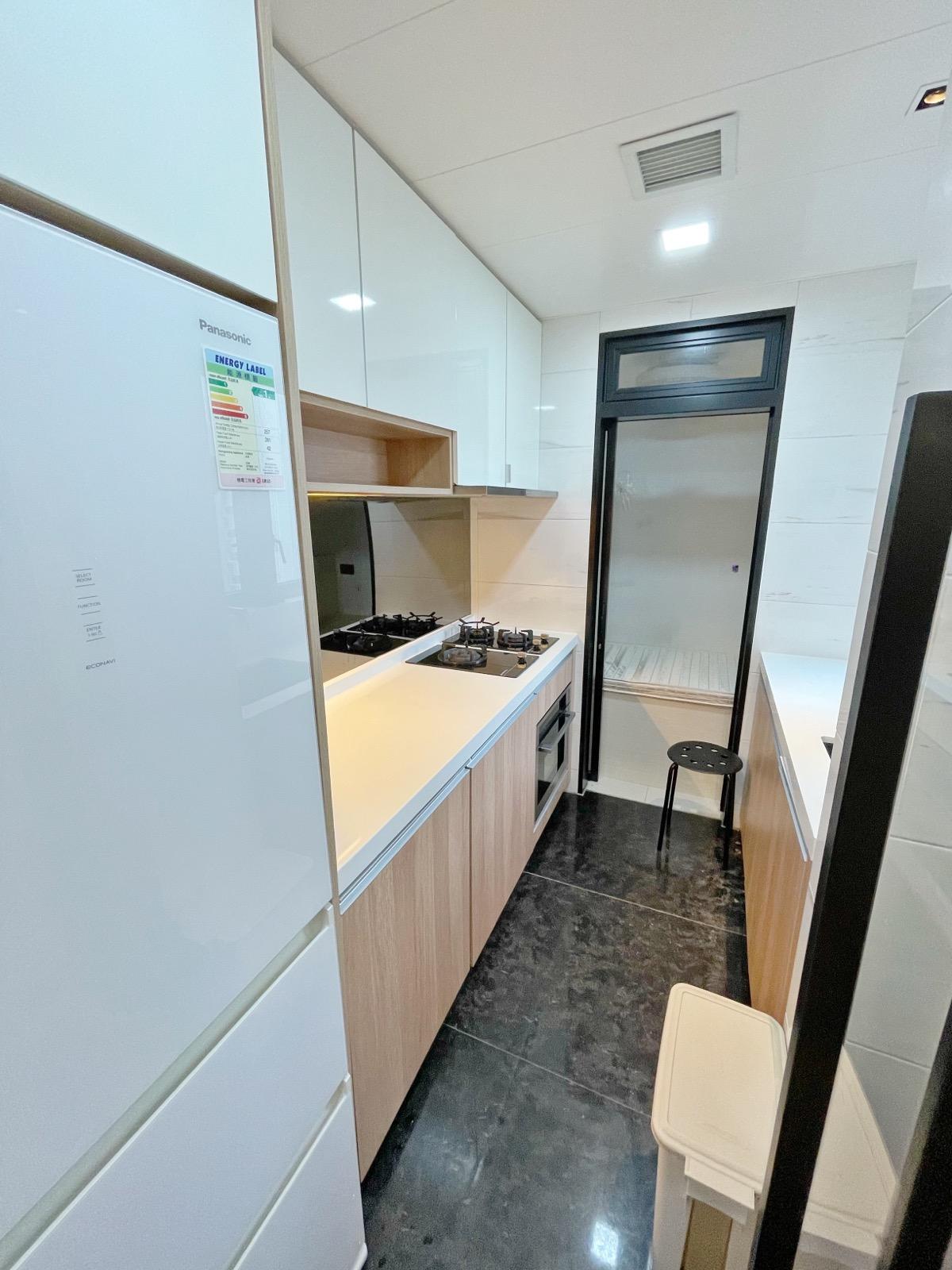 呈長形的廚房,分有兩邊流理台,下廚空間極多。