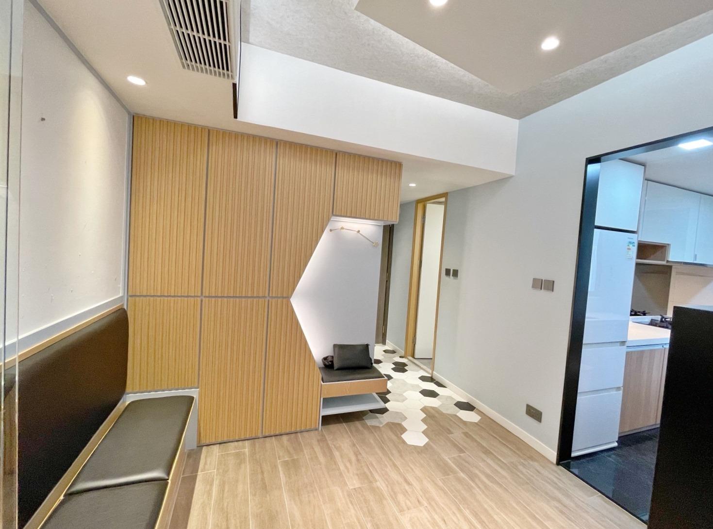 大廳與玄關之間有一個收納大櫃,並特設一個小座位,方便穿鞋、脫鞋,設計細心。