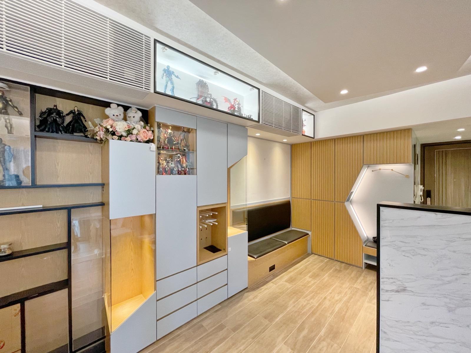 大廳設有多個置頂大櫃及玻璃櫃,方便收納及擺放心愛裝內飾品。