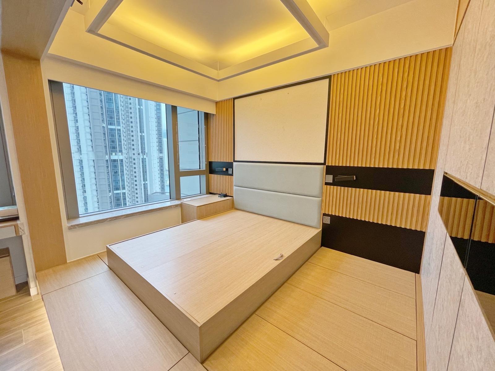 主人房設有地台,收納空間充足。