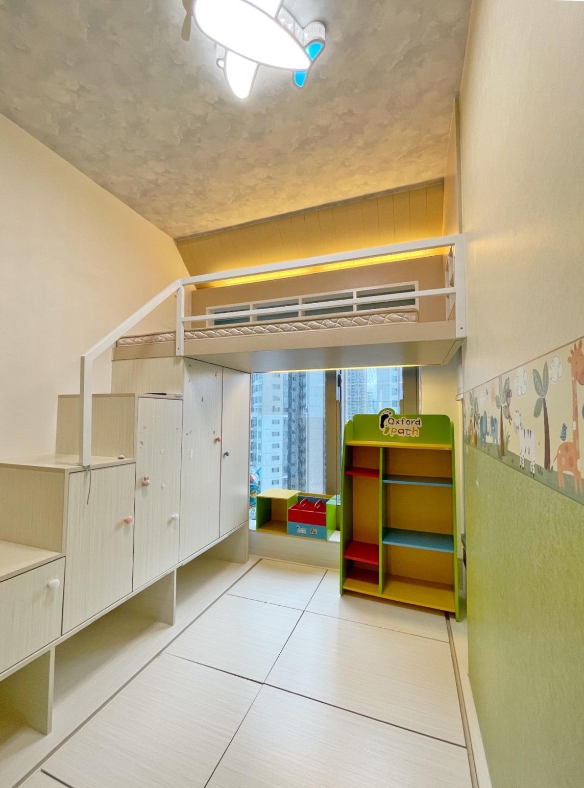 小朋友睡房亦設有地台,同時加置閣樓,樓梯也是由儲物櫃組成,不用擔心小朋友的衣物、圖書和玩具不夠空間存放。