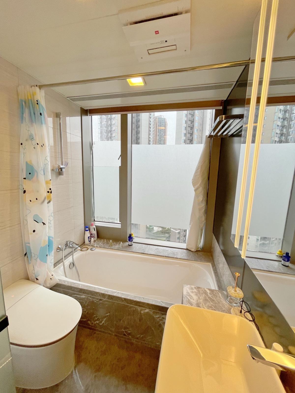 浴室新淨企理,亦可望少許海景。