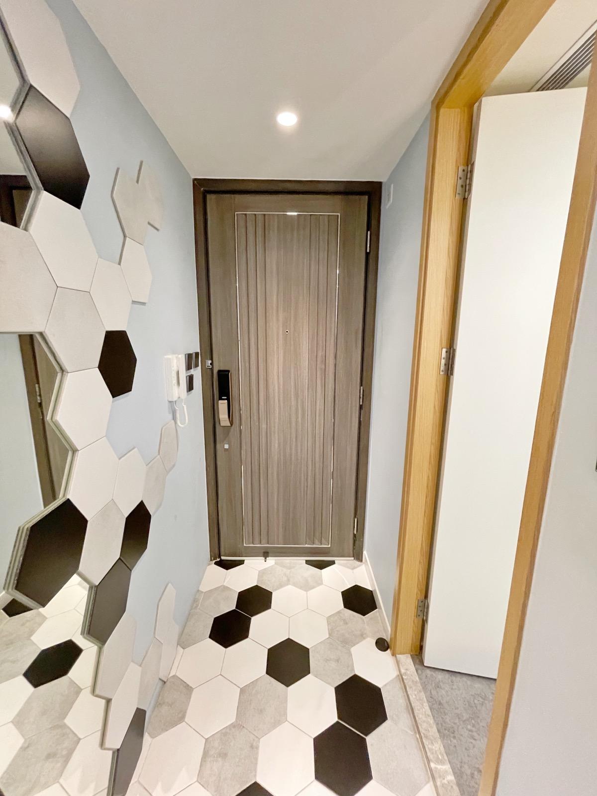 玄關採用六邊形的地磚點綴,設計搶眼獨特。