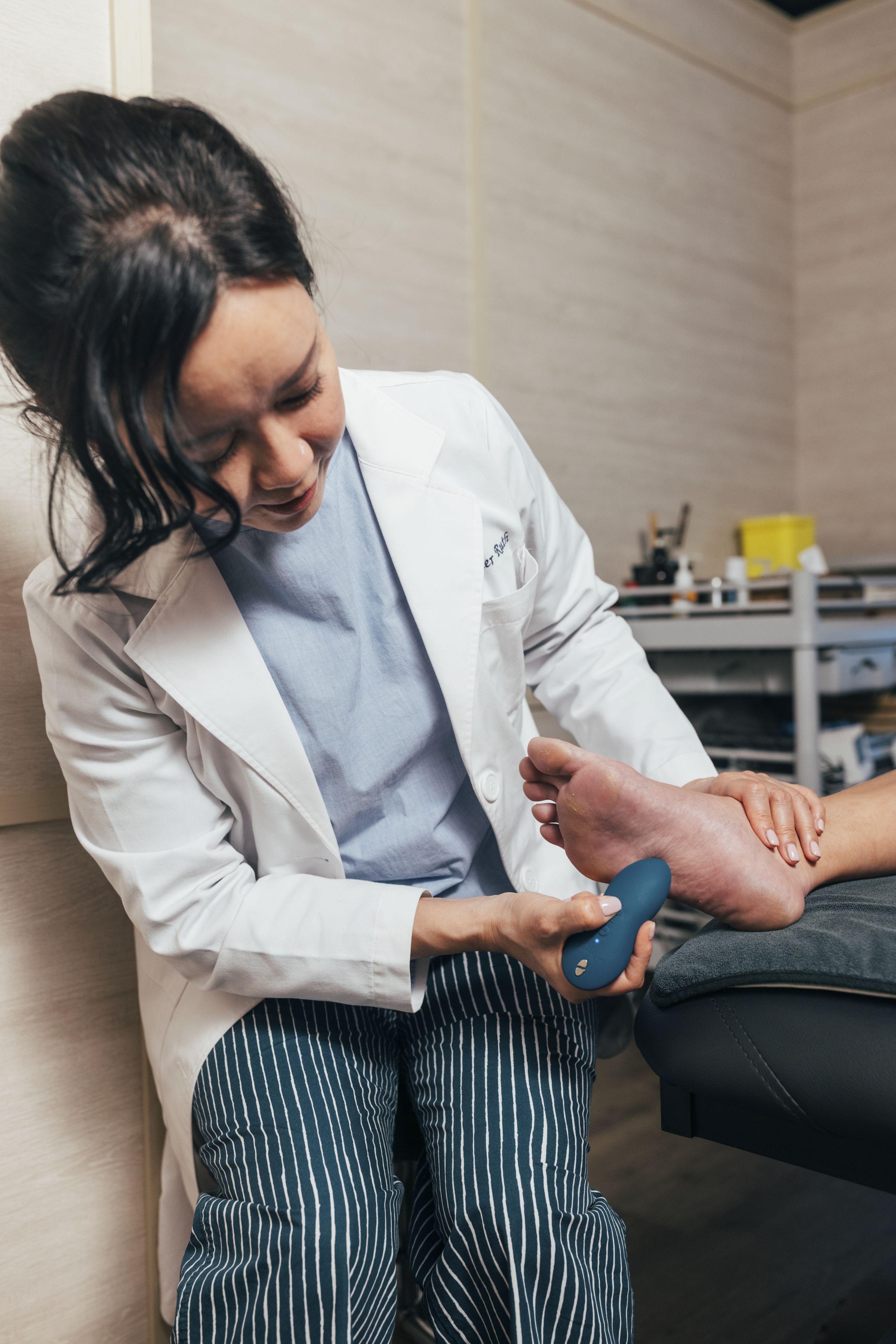 湧泉穴KI1:在足底,腳食趾根部及腳跟之間三分一的地方,穴位在腳趾捲曲時會出現凹陷。它是腎經的第一個穴位。這個穴位除了對激活腎氣大有好處外,對安神及平衡心臟系統過熱也很有效果。Touch X的8種強度等級及7種模式,可以提供深而有力的振動按摩。