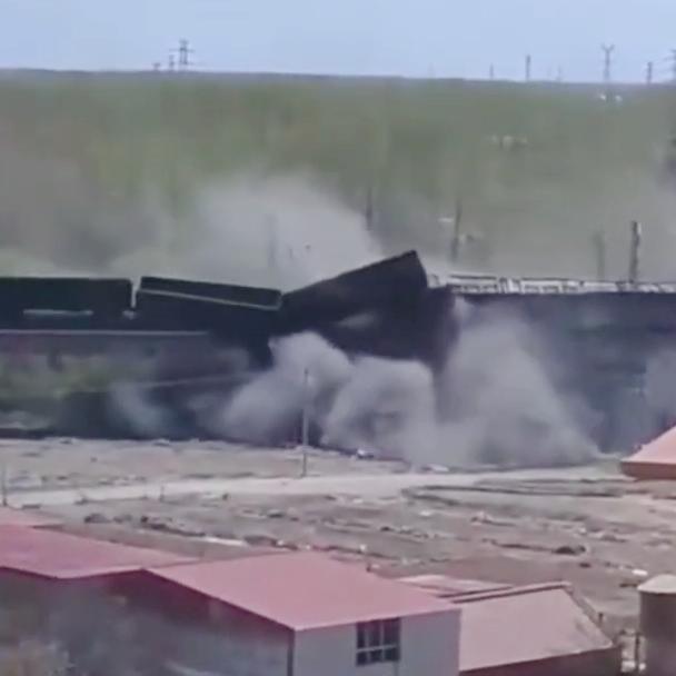 大秦鐵路天津薊州段有火車墮橋。(互聯網)