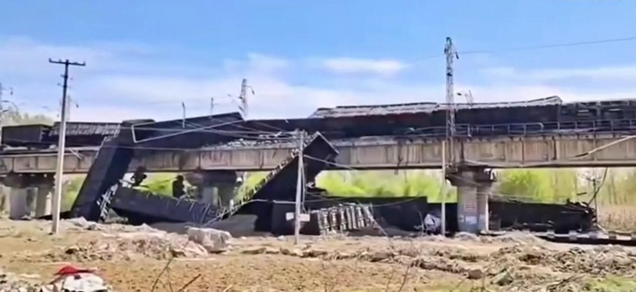 大秦鐵路天津薊州段有火車墮橋。(互聯網)