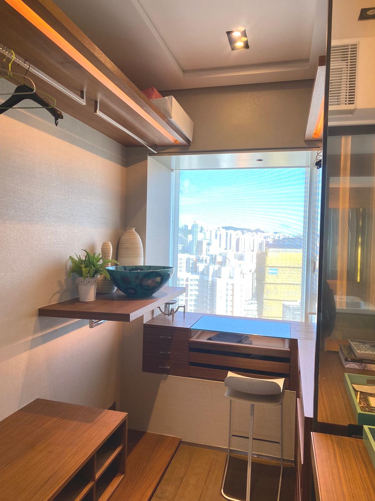 書房設有一系列木製傢具,同時亦可作衣帽間或收納房用途。