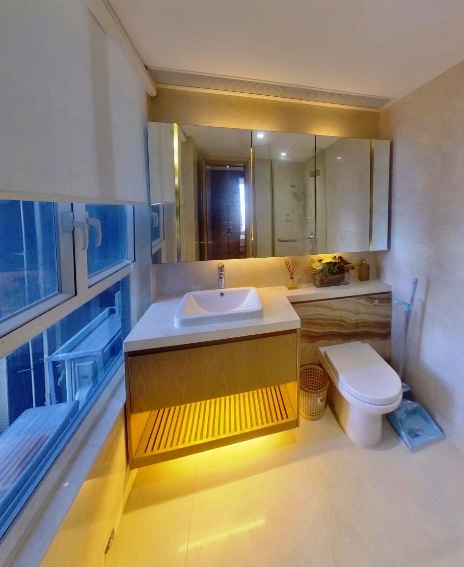 浴室闊落,裝修亦保持新淨,大玻璃窗設計,感覺不侷促。