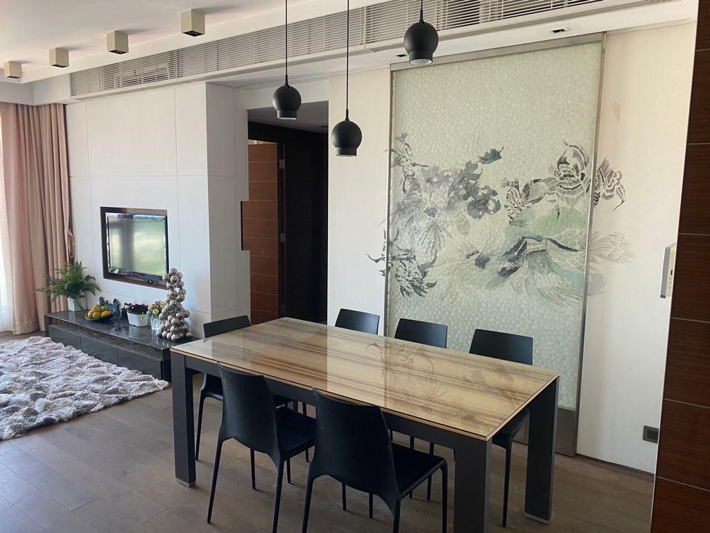 飯廳擺放了六人餐桌,空間闊落,而牆身上的水墨璧畫和玻璃屏風,為大廳增添雅緻藝術氣息。