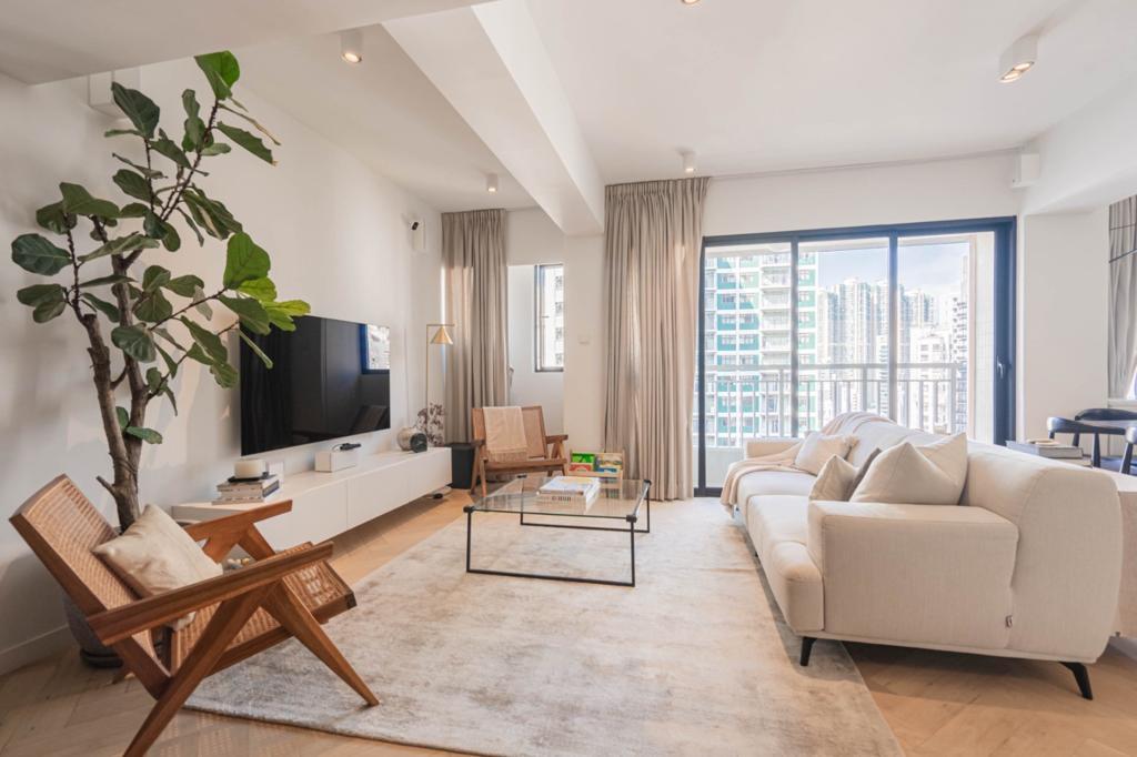 客廳空間充足,闊大的落地玻璃窗外接露台,採光度十足,而翠綠的大型植物和充沛採光效果,營造舒適的減壓氛圍。