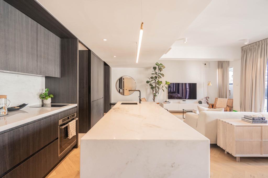 開放式格局也是北歐風特色之一,開放式廚房設有一個大型白色帶灰色紋路的雲石中島櫃,方便一家人或與親朋聚會,為整體空間帶來絲絲淡雅自然的氣質。