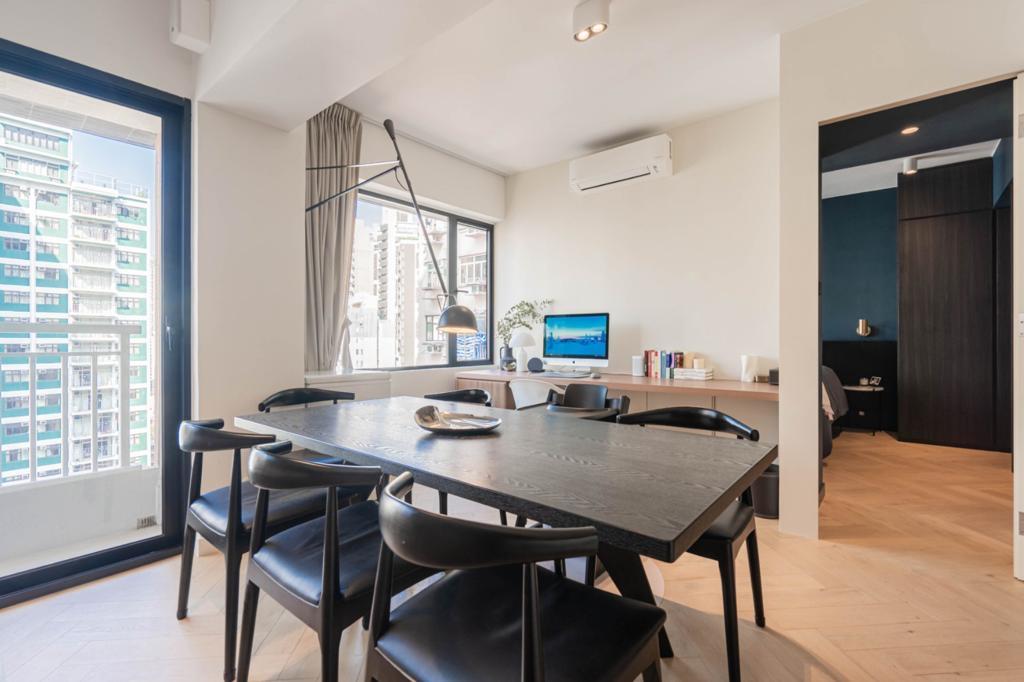 飯廳放有一張深色六人餐桌,為大廳增添一點色彩層次感,而木紋傢俱亦充滿溫暖質感。