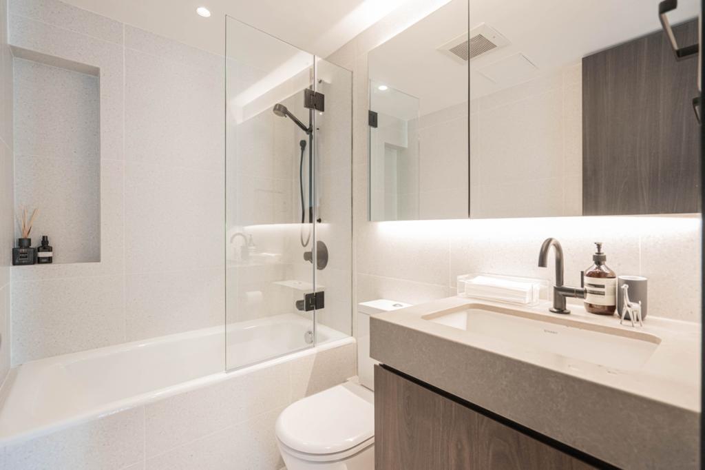 浴室設計簡約不花巧,採用透明玻璃作浴缸分隔,讓空間通透延伸,感覺更加闊落。