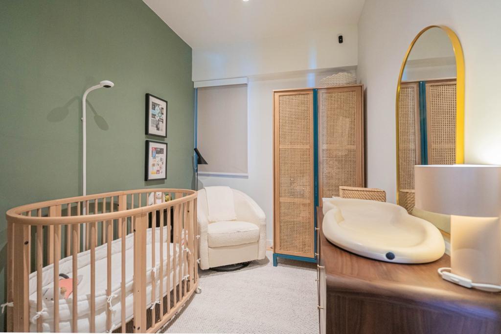 其中一個睡房為嬰兒房,選用氣質滿滿的莫蘭迪綠色作為房內一道牆的色彩,加上各種淺色傢俱,予人沉靜安穩的感覺,設計和布置相當有心思。