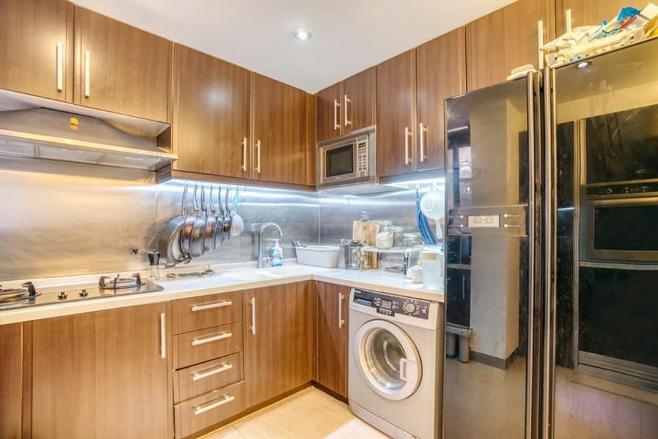 廚房空間闊落,廚櫃及裝修都新淨企理。