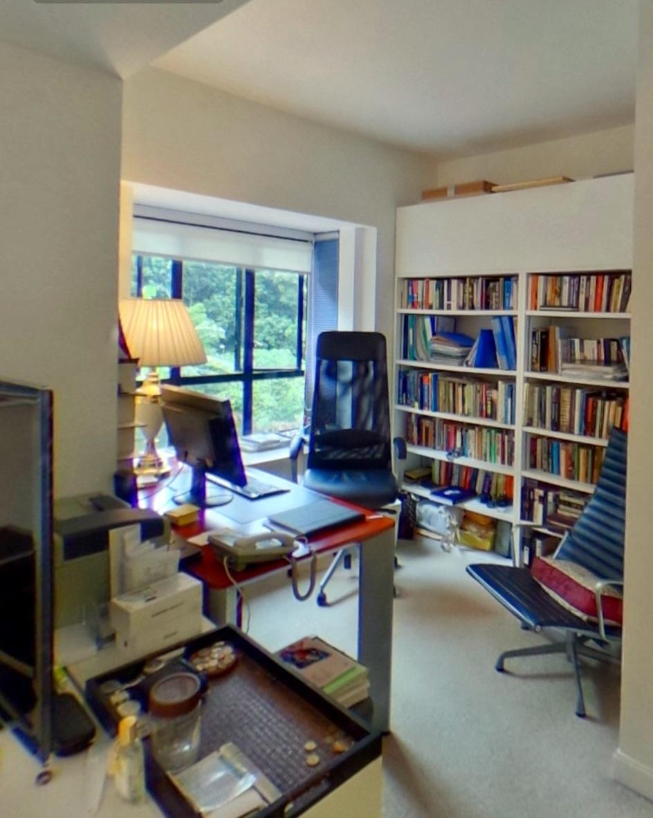 單位由三房改為兩房間隔,其中主人房有部分空間用作書房,光猛、開揚又清靜。