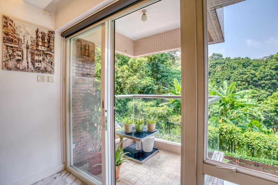 露台面積不算太大,但擺放一張枱加兩張座椅來吃早餐,綽綽有餘。