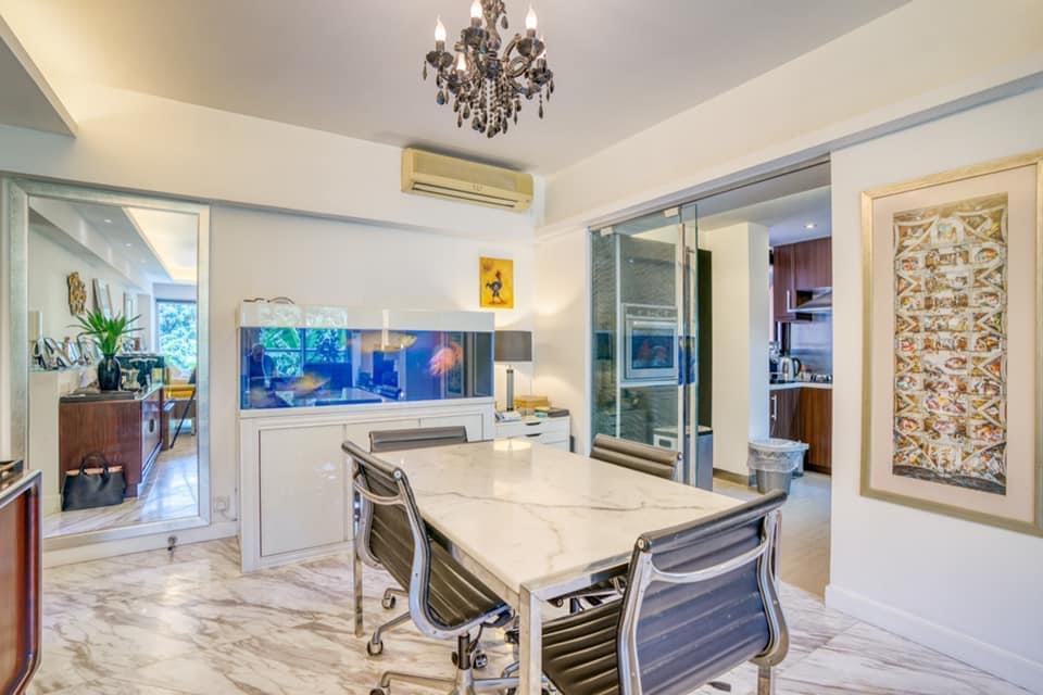 飯廳擺放了4人雲石餐桌及設有大魚缸,旁邊以透明玻璃趟門將飯廳和廚房分隔,同時增加視覺空間感。