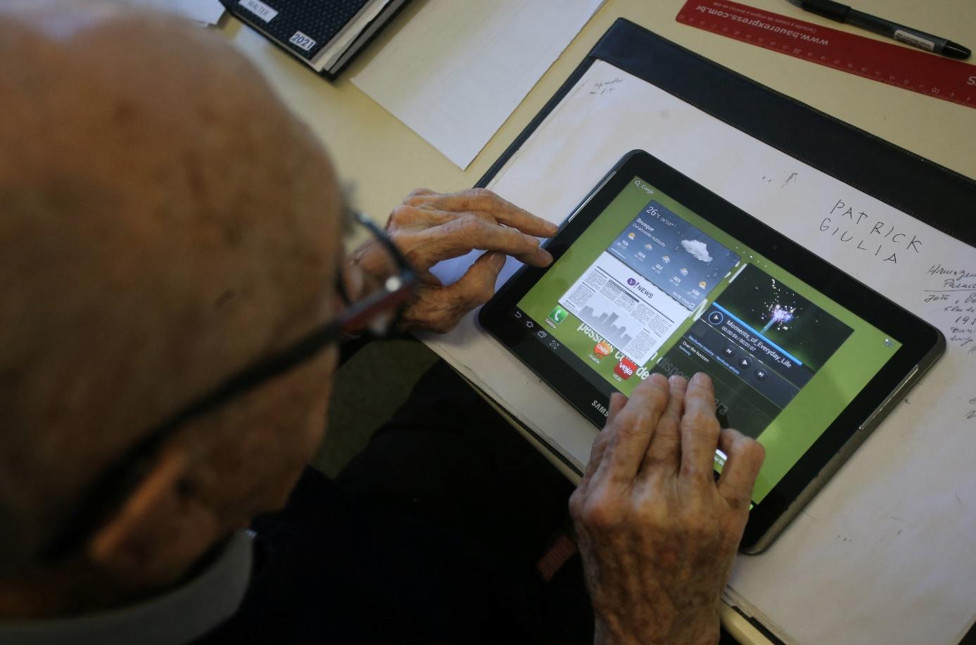 奧斯曼工作時使用平板電腦,無難度。(路透社)