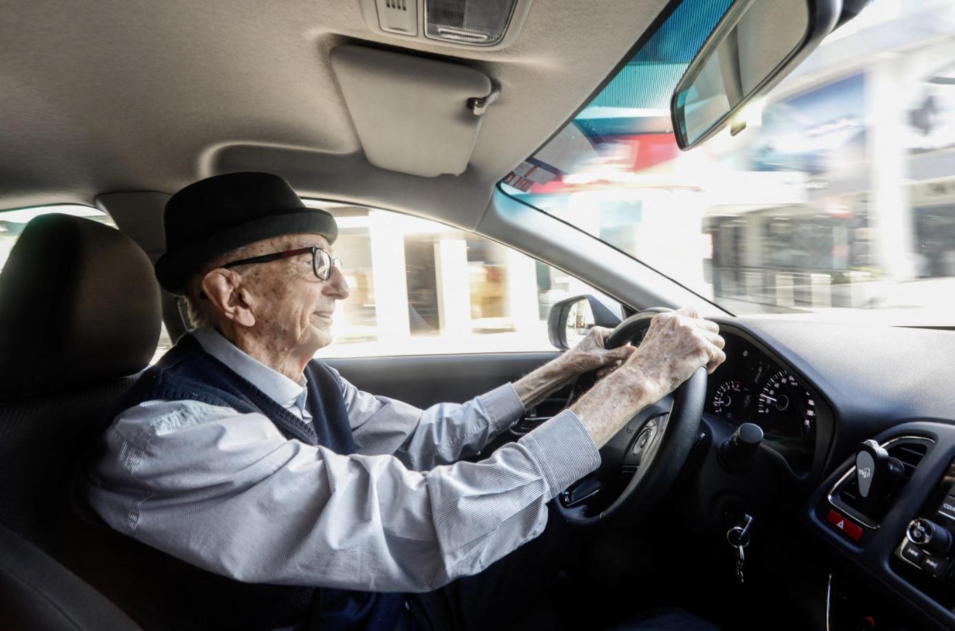 奧斯曼每天駕車上班。(路透社)