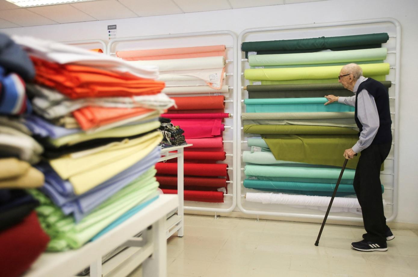 奧斯曼在同一家紡織公司連續任職84年,要訣是必須喜歡工作。(路透社)