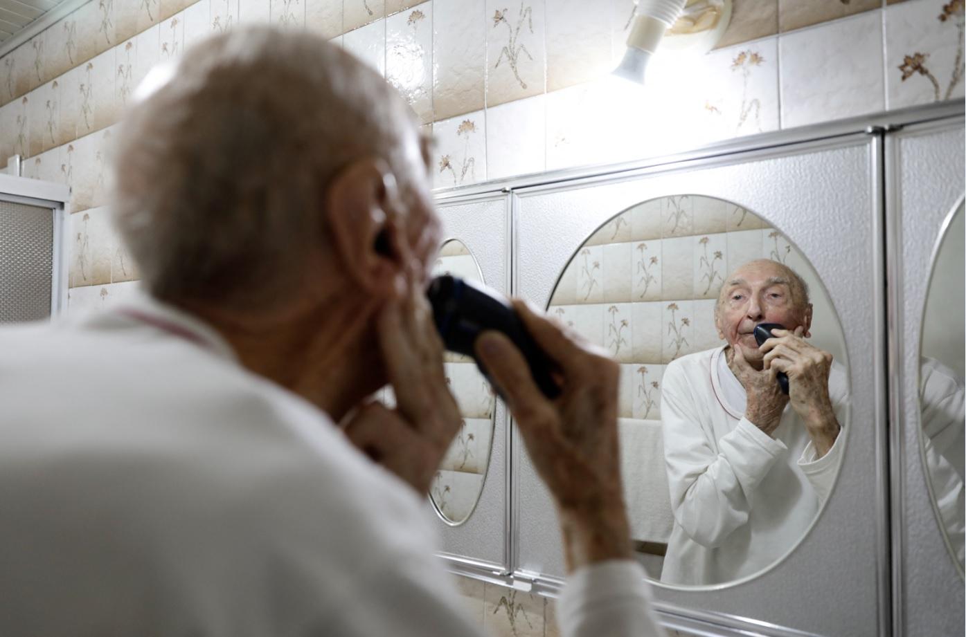 奧斯曼上班前整理儀容。(路透社)