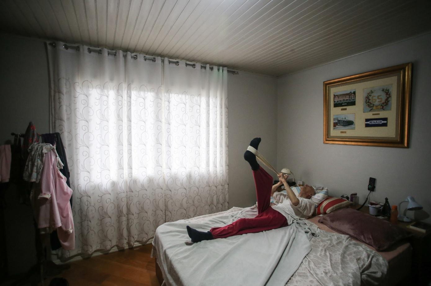 奧斯曼每天做伸展運動。(路透社)