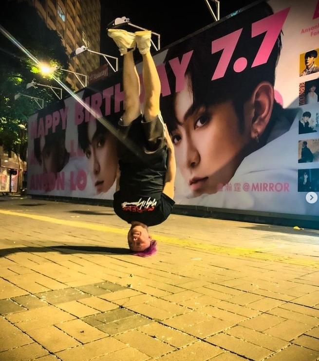 肥豐是霹靂舞導師,以頭頂地冇難度。