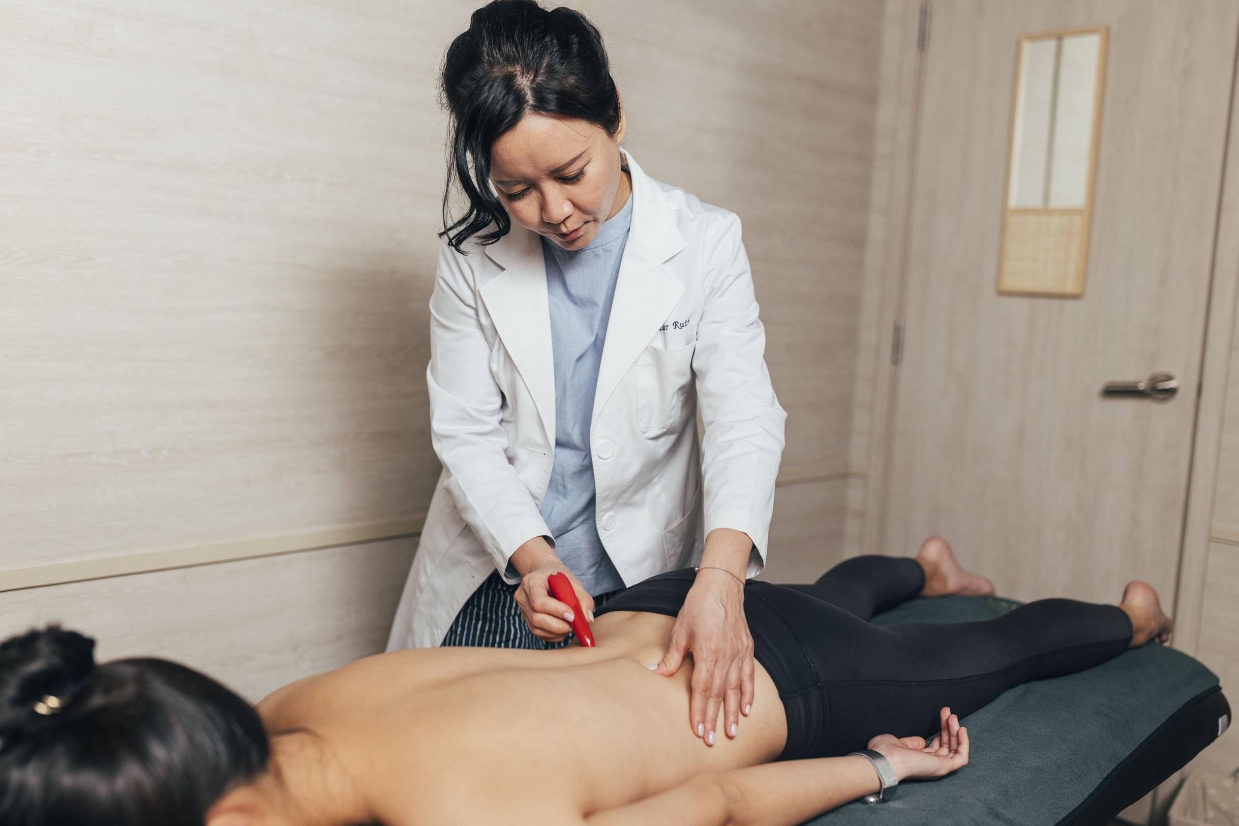 腎俞穴BL23:在背部,第2腰椎棘突下緣外側三隻手指寬的位置。這個穴位又稱為「活力之海」,是補腎陰腎陽及促進腎精生成的重要穴位。