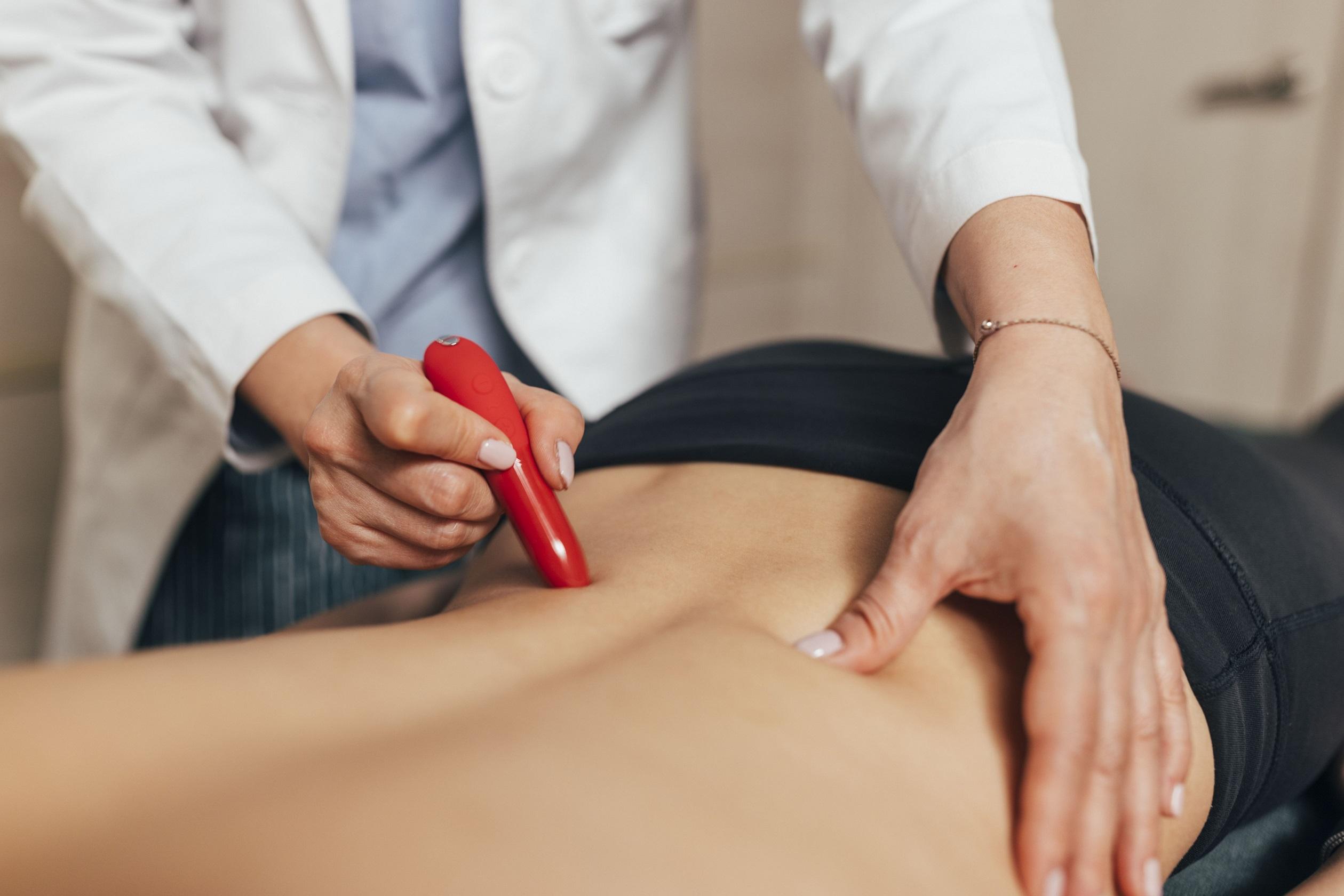 腎俞穴位於背部,第2腰椎棘突下緣外側三隻手指寬的位置。