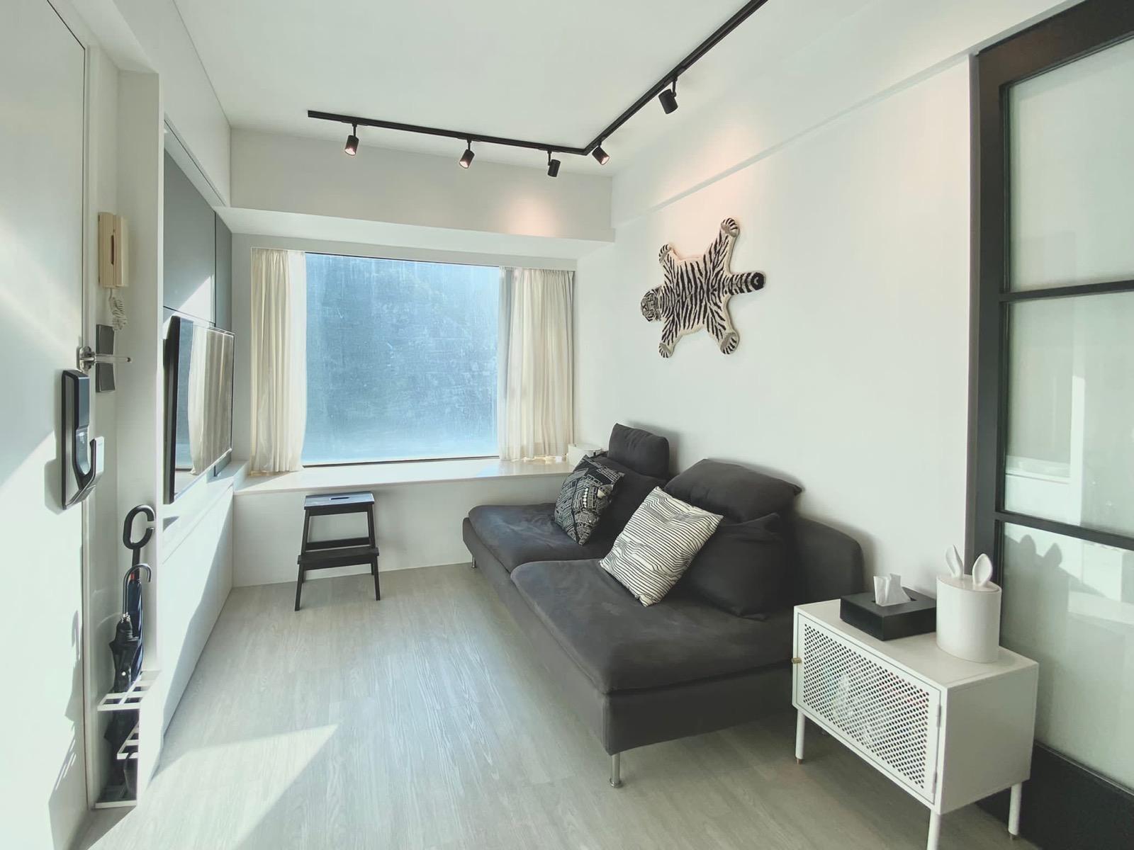 單位座向南方,採光度高,配上簡約裝潢,感覺舒服。