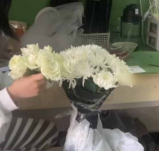 張女將花束中的8朵白玫瑰收起,再丟棄白菊花。(互聯網)
