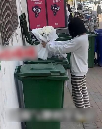 張女將花束中的8朵白玫瑰收起,再丟棄白菊花。(互聯網)