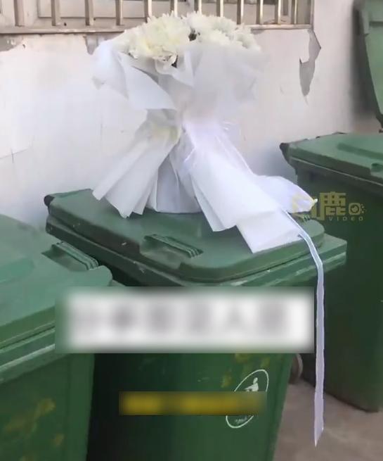 張女表示,收到白菊花,就當是祭奠死去的愛情。(互聯網)