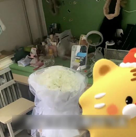 張女收到的白菊花與白玫瑰花束。(互聯網)