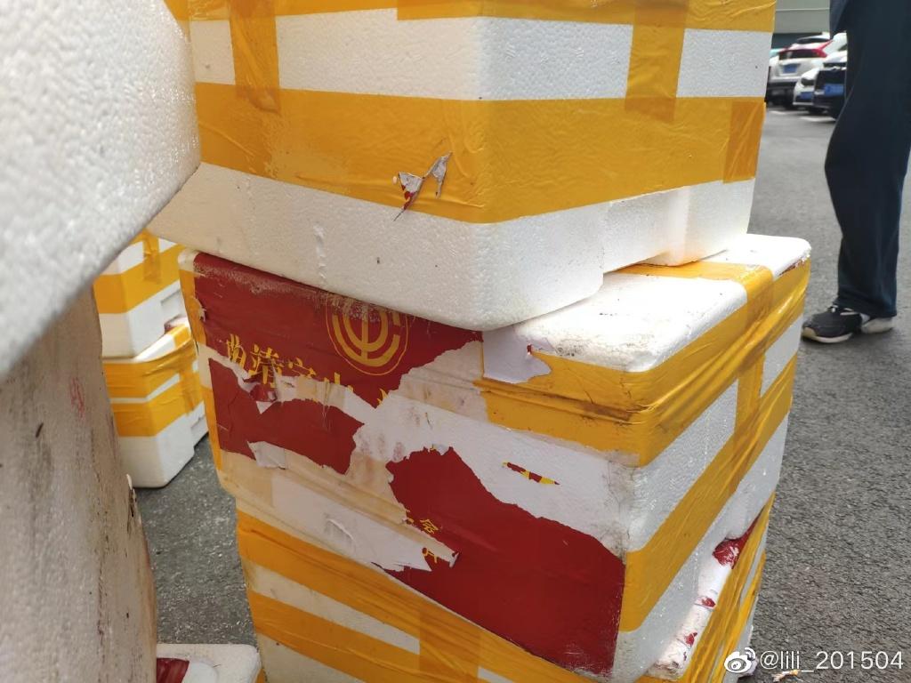 轉賣到靜安區的蔬菜,箱外的貼紙可見與雲南捐贈的一樣。(互聯網)