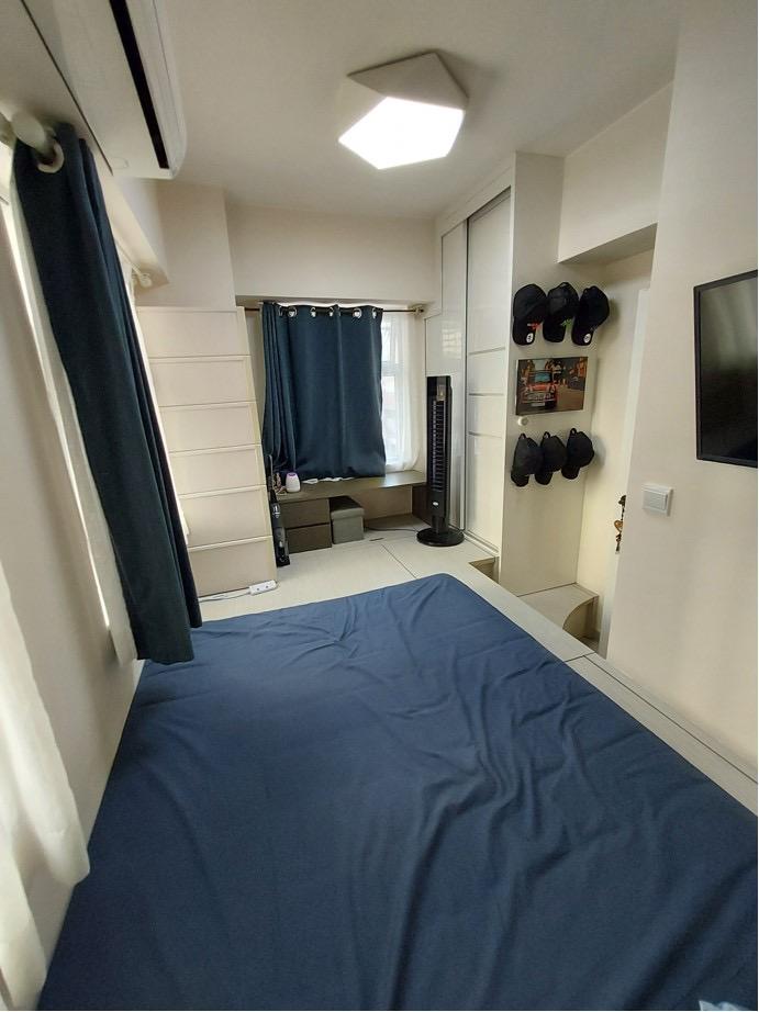 設有地台的睡房有三面窗,光線充沛兼空氣十分流通。