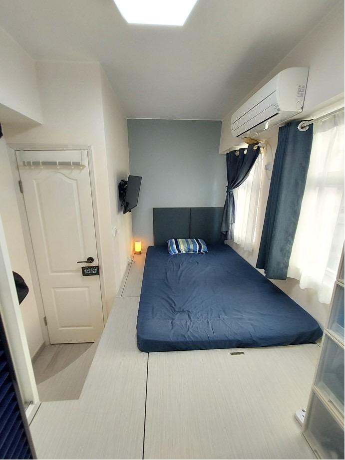 睡房設有地台,提供大量空間作收納之用。