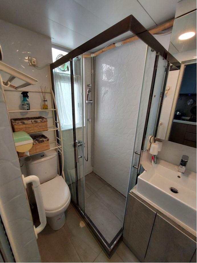 企缸設計的浴室,空間感尚可,裝修亦企理。