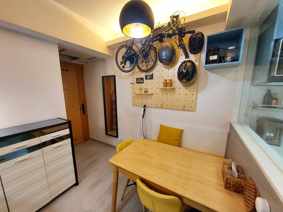 大門旁設有玄關,旁邊有一道牆,運用牆架將心愛物品掛上,整齊又慳位。而飯廳旁的廚戶採透明玻璃窗設計,增加視覺空間感。