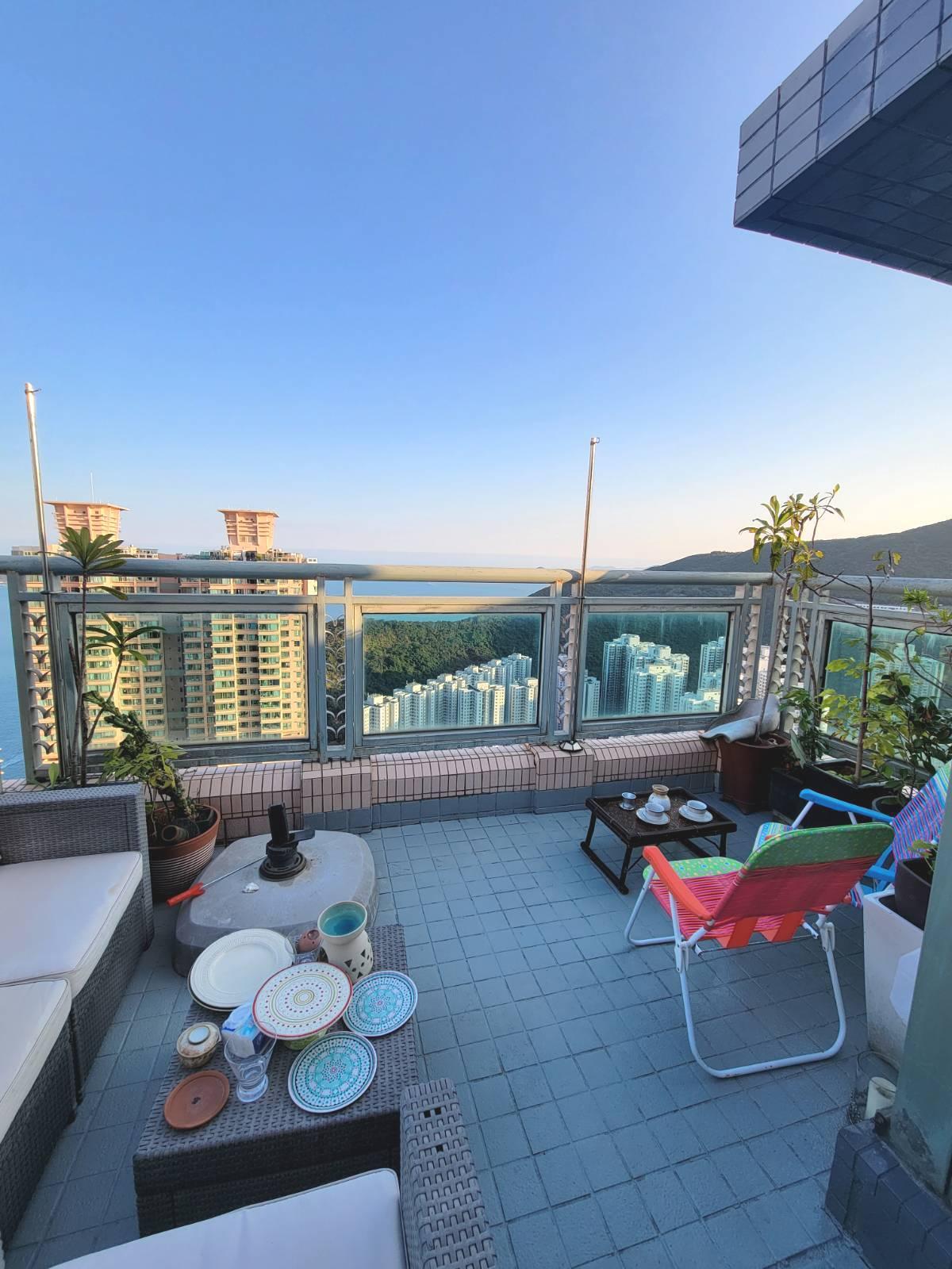 藍灣半島罕有頂層連天台單位,盡覽山海景致,無論是獨自一人放空、家庭小聚會或是三五知己暢聚,都是一大享受。