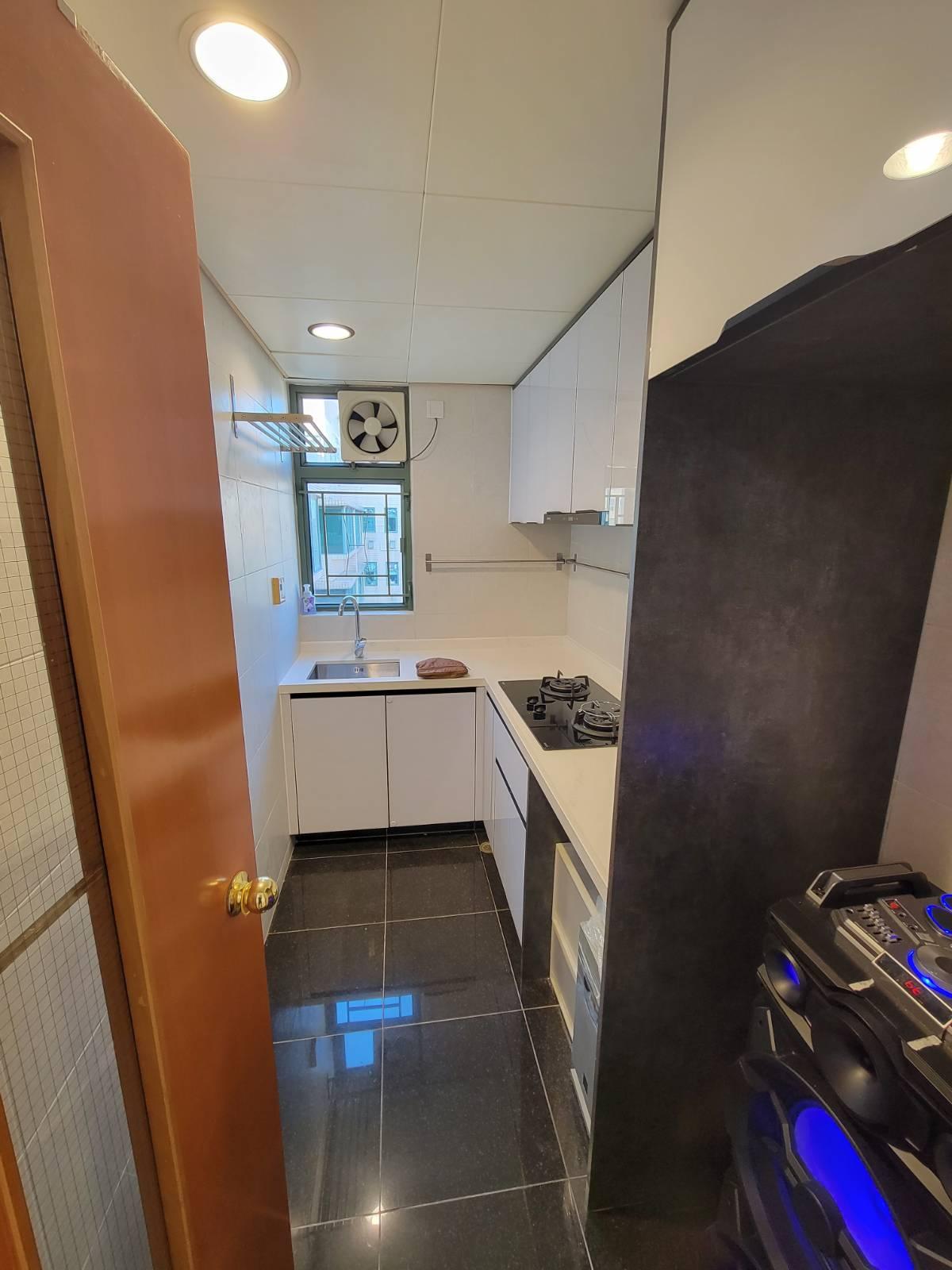 廚房呈長方形設計,下廚空間亦算充足。