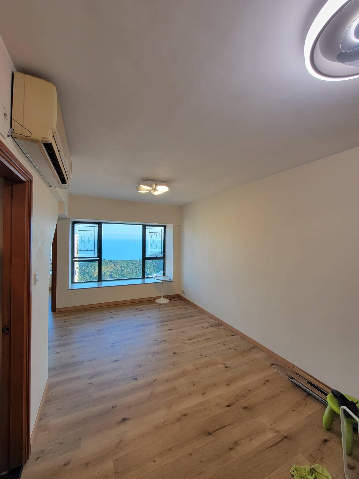 長方形大廳四四正正,一進屋即被窗外全山海景吸引。