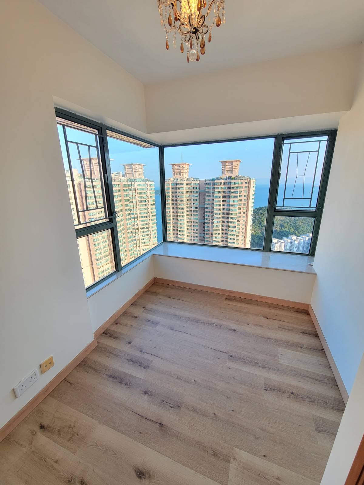 主人房設有對角大窗,光猛開揚之餘,窗外美景一覽無遺。