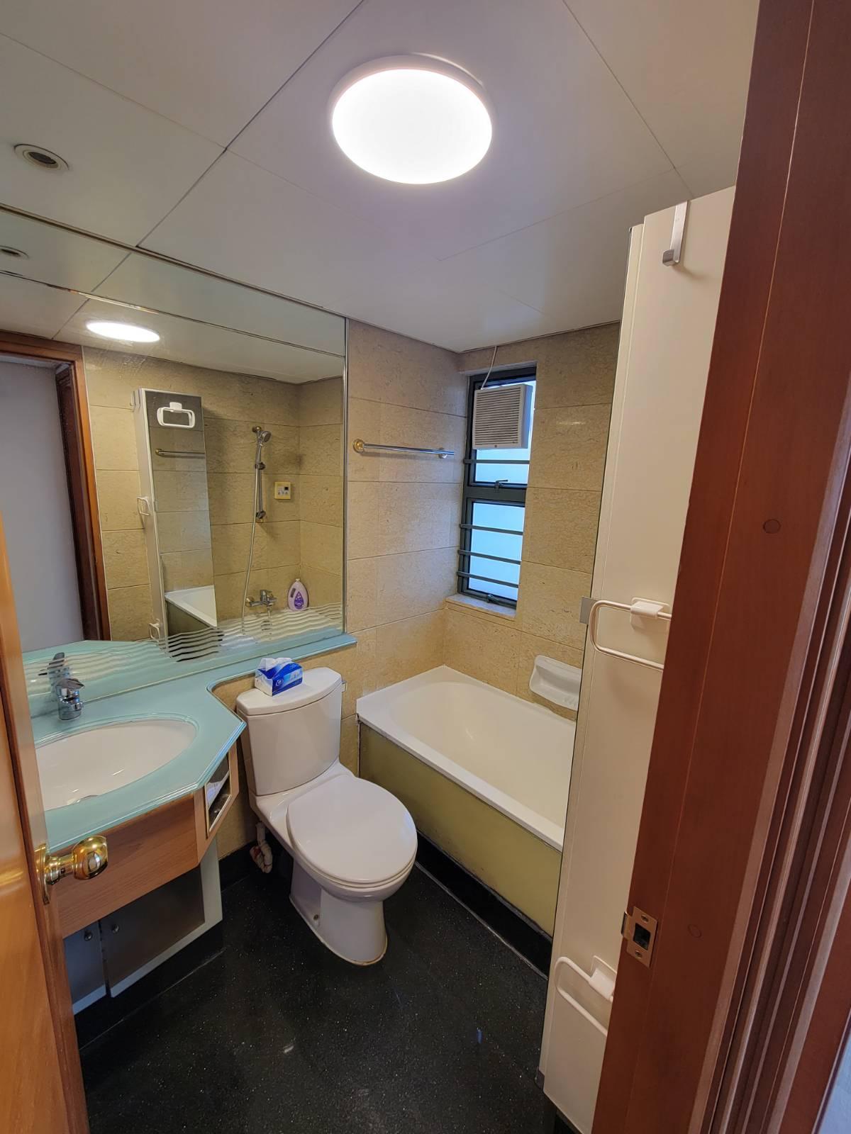 浴室間隔闊落,裝修企理。