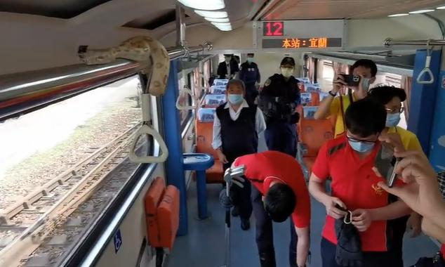 大蛇伏在扶手上一動不動。(互聯網)