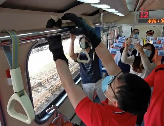 消防員輕易就將蛇捉住。(互聯網)