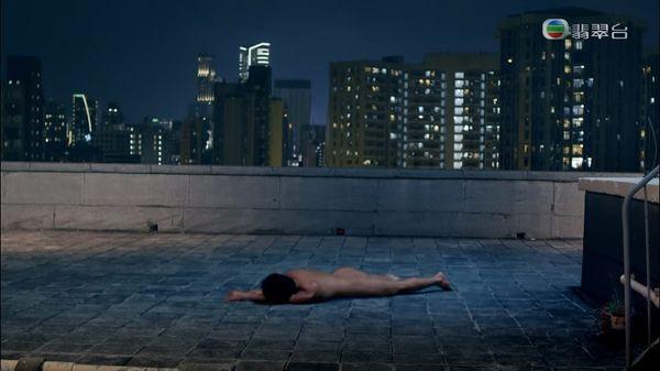 陳山聰堅持親身上陣拍全裸露股戲,皆因這場戲對解開身份謎團柡為重要。(劇照)